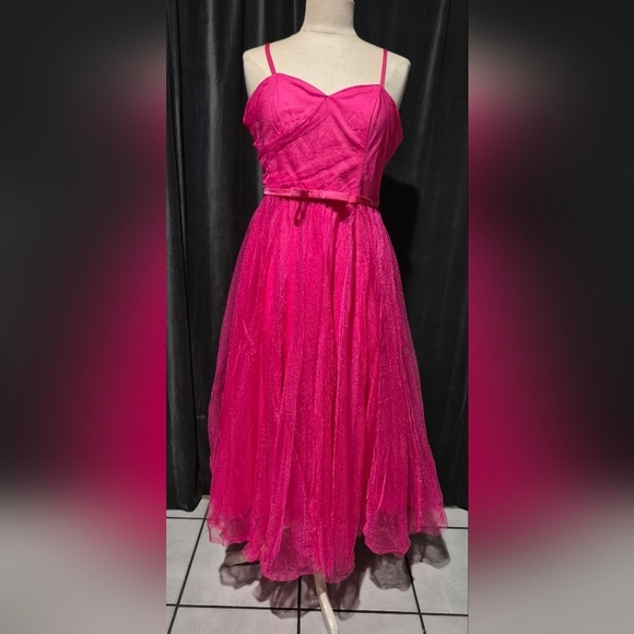 Dresses & Skirts - Elegant Pink Dress